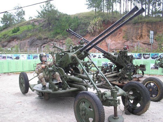 中国65式37毫米双管高射炮 对空喷吐的火神