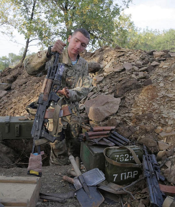 乌克兰政府军士兵在顿涅茨克地区修筑散兵坑