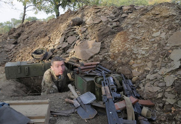 乌克兰政府军士兵在顿涅茨克地区修筑散兵坑_空中网军事频道