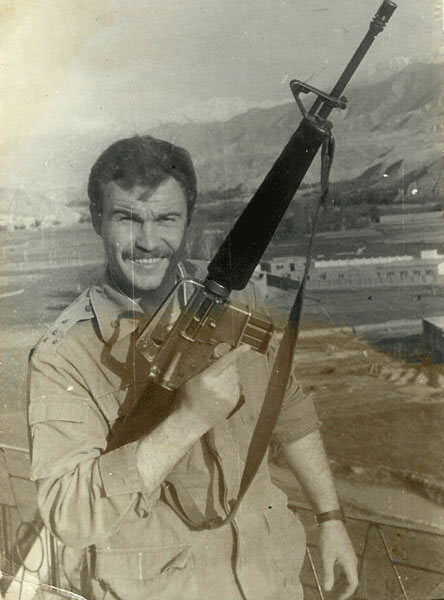 手握M16自动步枪拍照留念 侵阿苏军老照片曝光