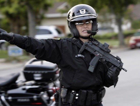 洛杉矶巡警骑警开始装备H&K公司MP7微型冲锋枪_空中网军事频道