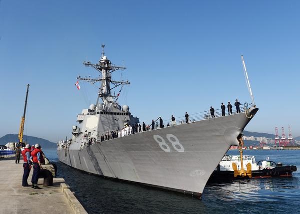 美国海军第七舰队驱逐舰与核潜艇访问韩国釜山