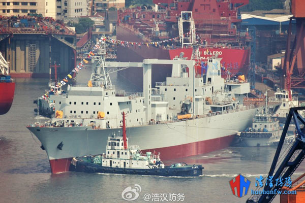 中国又一艘903A型综合补给舰在沪东造船厂下