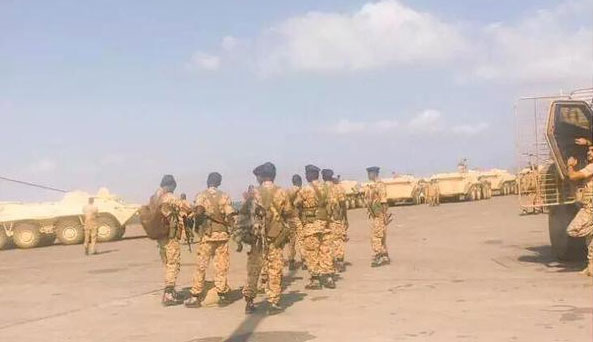 抵达也门的苏丹军人,可以看到其装备的btr-80和btr-80a装甲车