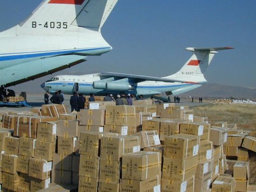 中国空军出动4架伊尔76向巴基斯坦空运救灾物资