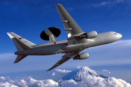日本e-767大型空中预警机在富士山上空飞行