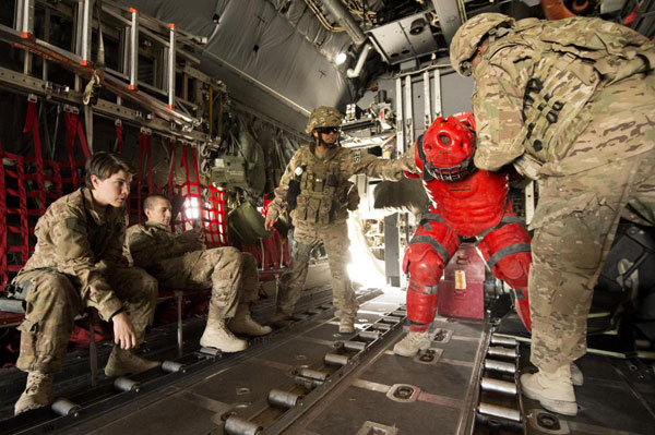 美国民警卫士兵机场当保安