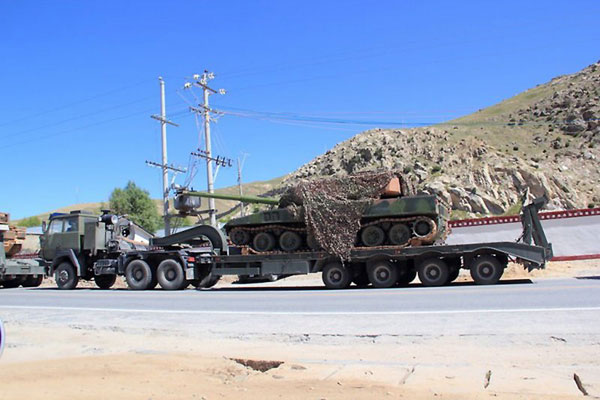 解放军新型轻坦高原运输猛图_空中网军事频道