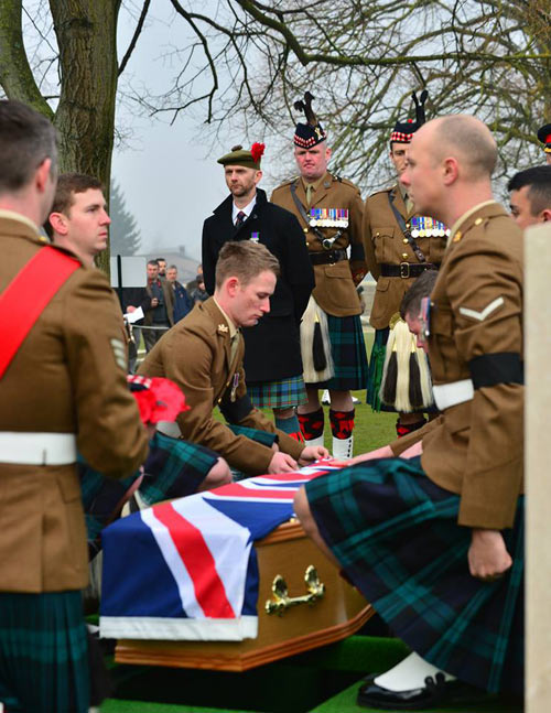 英軍為19位一戰陣亡官兵舉行遷葬儀式