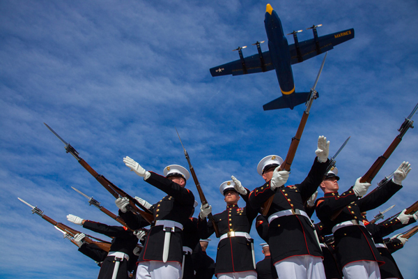 美海军仪仗队与海军"蓝天使"表演队共拍写真